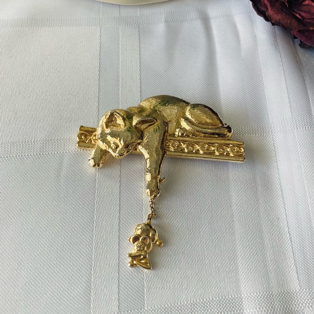 Vintage unsigned JJ cat and mouse brooch.